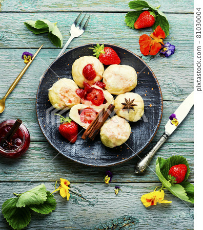 Dumplings or knedliky with strawberries filling Dumplings or knedliky with strawberries filling 81030004