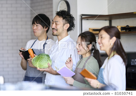 Small group cooking class Small group cooking class 81030741