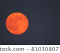 深夜空中的草莓月亮 81030807