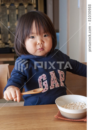 一個吃零食的女孩 一個吃零食的女孩 81030988