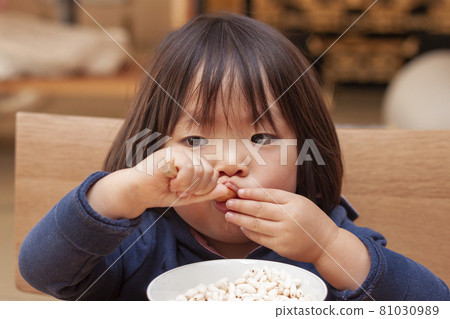 A girl who eats a snack A girl who eats a snack 81030989