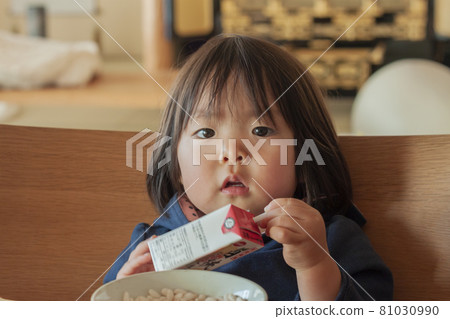 一個吃零食的女孩 一個吃零食的女孩 81030990