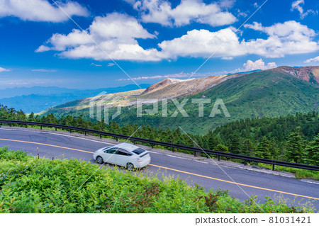(群馬縣)一輛行駛在滋賀草津路(清爽公路)後面的白根山 (群馬縣)一輛行駛在滋賀草津路(清爽公路)後面的白根山 81031421