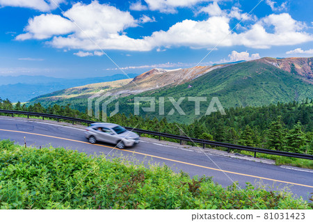 （群馬縣）一輛行駛在滋賀草津路（清爽公路）後面的白根山 81031423