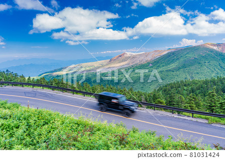 (群馬縣)一輛行駛在滋賀草津路(清爽公路)後面的白根山 (群馬縣)一輛行駛在滋賀草津路(清爽公路)後面的白根山 81031424
