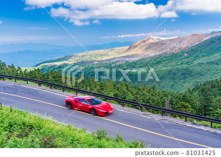 （群馬縣）在滋賀草津道路（清爽的高速公路）後面的白根山上行駛的跑車 81031425