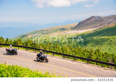（群馬縣）摩托車行駛在滋賀草津路（清爽公路）後面的白根山 81031426