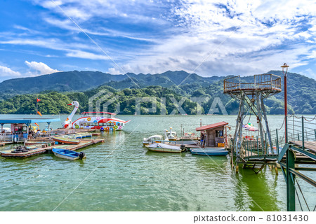 Lake Sagami in early summer News One Maru / Swan Boat Kanagawa Prefecture 81031430