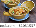 Casseroled shrimps with glass noodles in clay pot on wooden table 81031537