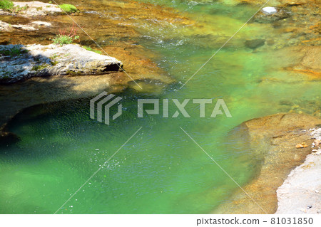 吹割溪谷純淨的溪流 81031850