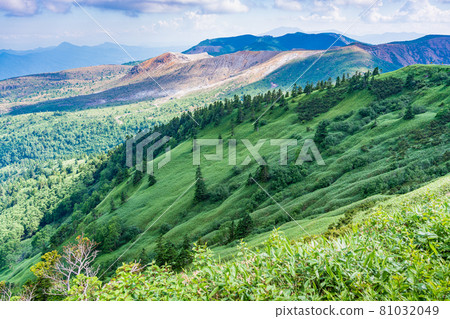 (Gunma Prefecture) Mt. Shirane seen from the highest point of Shiga Kusatsu Road / Japan National Highway 81032049