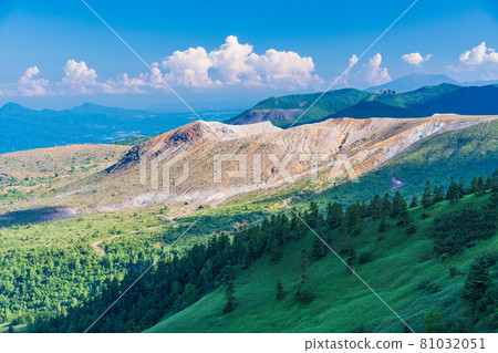 (Gunma Prefecture) Mt. Shirane seen from the highest point of Shiga Kusatsu Road / Japan National Highway 81032051