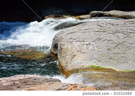 The pure mountain stream of the Fukiwari Valley The pure mountain stream of the Fukiwari Valley 81032089