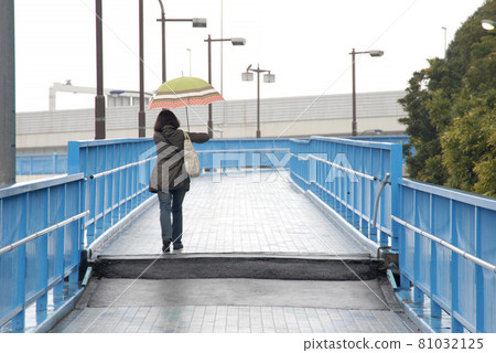 <Chiba Prefecture> A pedestrian bridge with steps caused by the Great East Japan Earthquake <Chiba Prefecture> A pedestrian bridge with steps caused by the Great East Japan Earthquake 81032125