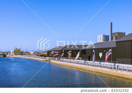 愛知縣半田運河沿岸的清晨鯉魚旗 81032292