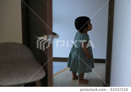 Children staring at their parents 81032328