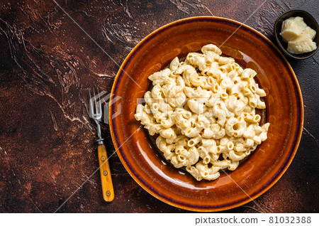 Macaroni Mac and cheese with Cheddar sauce in a plate. Dark background. Top view. Copy space 81032388