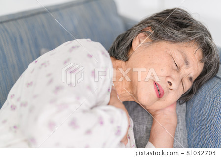 Senior woman illness sudden illness 81032703