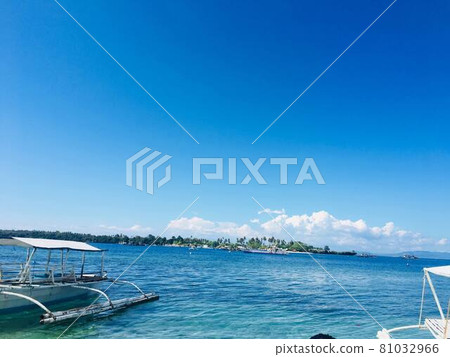 Bunker boat and island Bunker boat and island 81032966