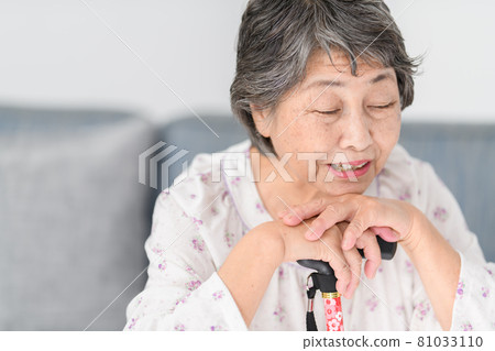 Senior woman wand worried sofa Senior woman wand worried sofa 81033110