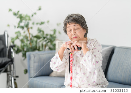 Senior woman wand worried sofa Senior woman wand worried sofa 81033113