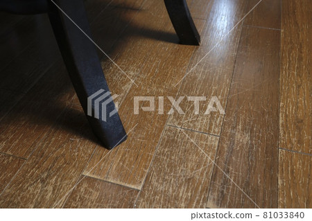 Flooring hurt by the legs of the chair 81033840