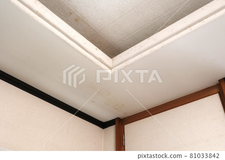 There is a stain on the ceiling of the vinyl cloth 81033842