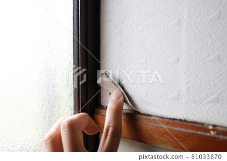 The vinyl cloth wallpaper is peeling off due to humidity etc. 81033870