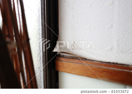 The vinyl cloth wallpaper is peeling off due to humidity etc. The vinyl cloth wallpaper is peeling off due to humidity etc. 81033872