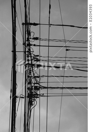 Electric wires in the city 81034393
