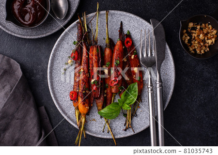 Baked carrot glazed with soy sauce and honey 81035743