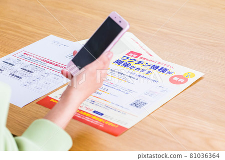 Woman seeing vaccination notice Woman seeing vaccination notice 81036364