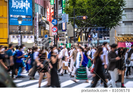 日本東京城市景觀 東京人口最多,4,200 人。日本人口最多的是15,813人。澀谷人潮洶湧……=8月11日 日本東京城市景觀 東京人口最多,4,200 人。日本人口最多的是15,813人。澀谷人潮洶湧……=8月11日 81036578