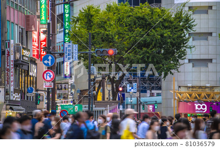 日本東京城市景觀 東京人口最多，4,200 人。日本人口最多的是15,813人。澀谷人潮洶湧……=8月11日 81036579