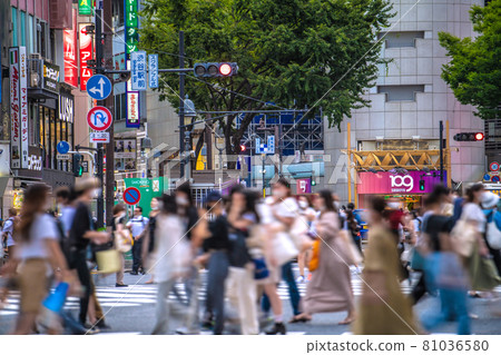 日本東京城市景觀 東京人口最多，4,200 人。日本人口最多的是15,813人。澀谷人潮洶湧……=8月11日 81036580