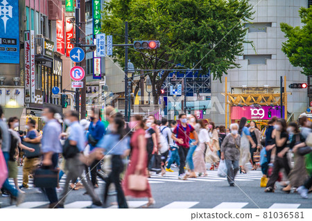 日本東京城市景觀 東京人口最多,4,200 人。日本人口最多的是15,813人。澀谷人潮洶湧……=8月11日 日本東京城市景觀 東京人口最多,4,200 人。日本人口最多的是15,813人。澀谷人潮洶湧……=8月11日 81036581