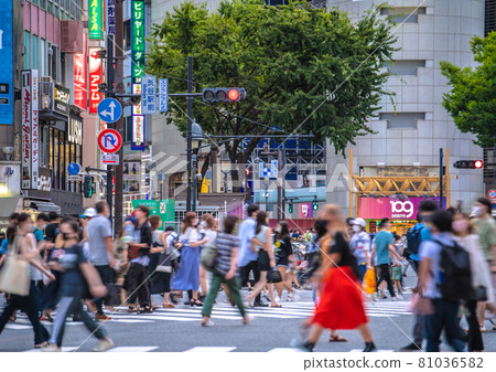Tokyo cityscape of Japan The largest number of people in Tokyo, 4,200. The largest number of people in Japan is 15,813. Shibuya is a huge explosion of people ... = August 11th Tokyo cityscape of Japan The largest number of people in Tokyo, 4,200. The largest number of people in Japan is 15,813. Shibuya is a huge explosion of people ... = August 11th 81036582