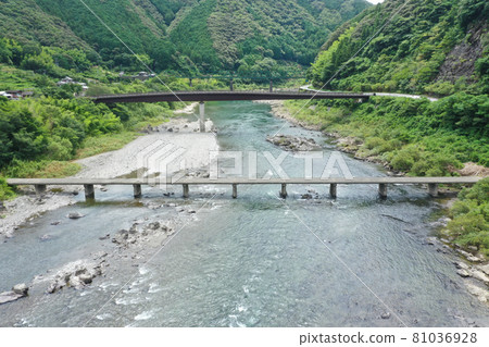 Scenery of Nakahage Submersible Bridge in Shimanto City, Kochi Prefecture Scenery of Nakahage Submersible Bridge in Shimanto City, Kochi Prefecture 81036928