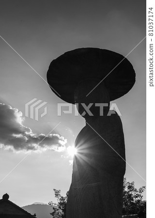 居昌楊平里石立佛 - 陽光照在佛像後面 81037174