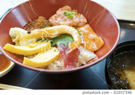 Delicious seafood bowl 81037396