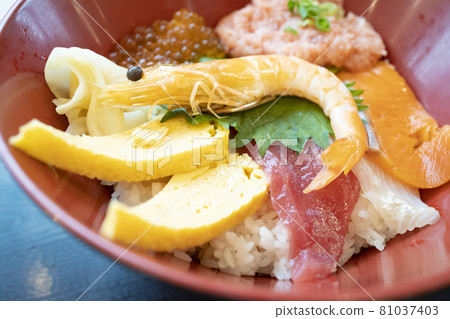 美味的海鮮碗 81037403