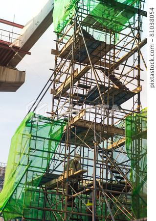 A train station under construction in the city center 81038054