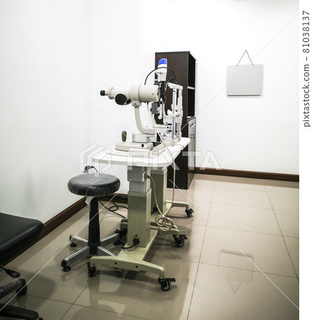 Detailed the eye examination machine in hospital 81038137