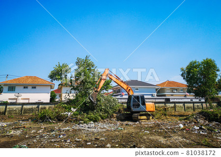 Makro is adjusting the soil in the construction preparation area. Makro is adjusting the soil in the construction preparation area. 81038172