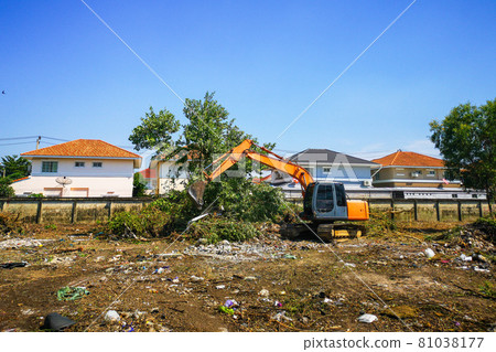 Makro is adjusting the soil in the construction preparation area. Makro is adjusting the soil in the construction preparation area. 81038177