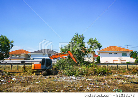 Makro is adjusting the soil in the construction preparation area. Makro is adjusting the soil in the construction preparation area. 81038178
