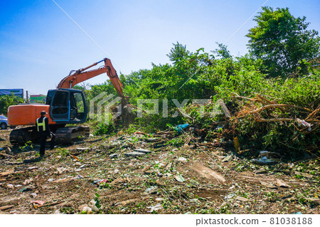 Makro is adjusting the soil in the construction preparation area. Makro is adjusting the soil in the construction preparation area. 81038188