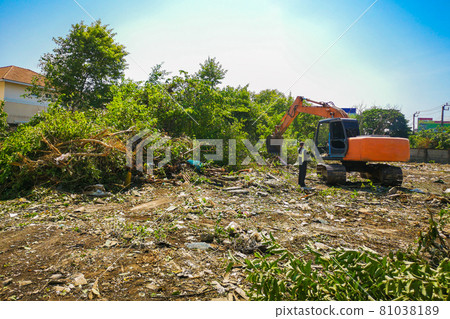 Makro is adjusting the soil in the construction preparation area. Makro is adjusting the soil in the construction preparation area. 81038189