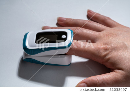 Pulse oximeter during measurement 81038497