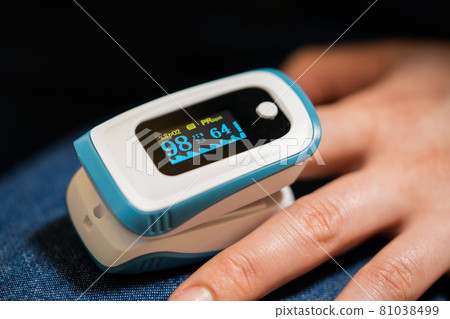 Pulse oximeter during measurement Pulse oximeter during measurement 81038499